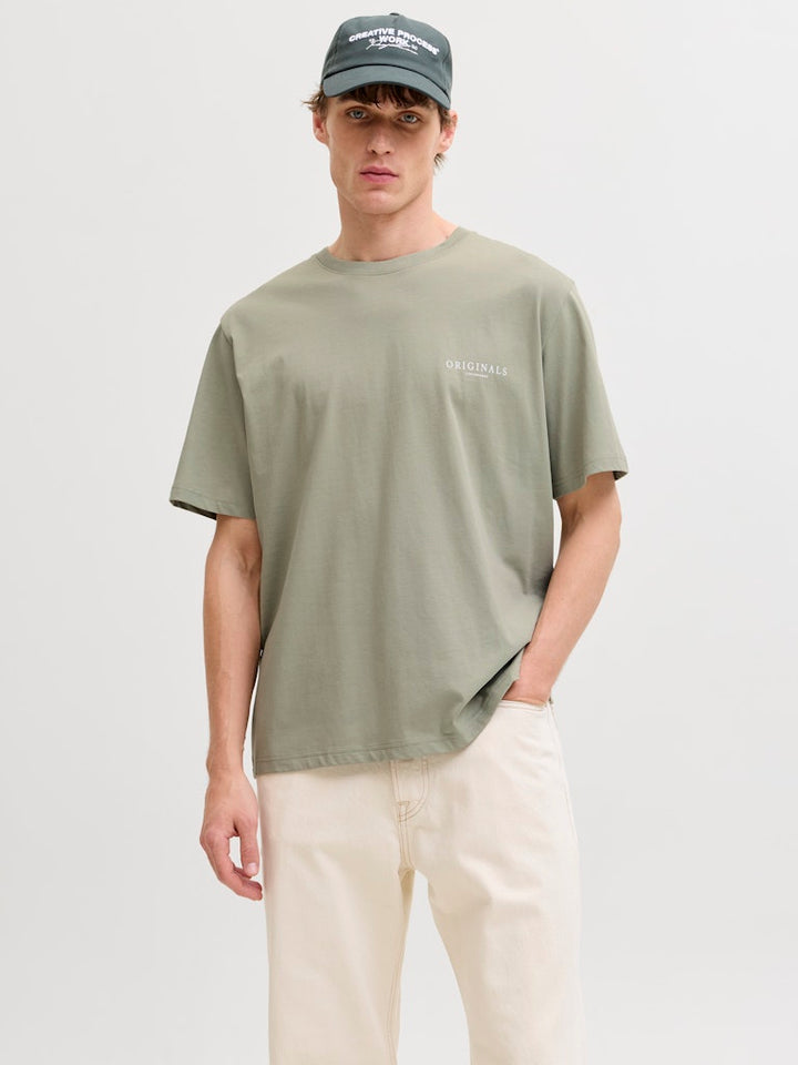 Jormontauk Aop Back Tee Ss Crew Neck Sn - Olijf