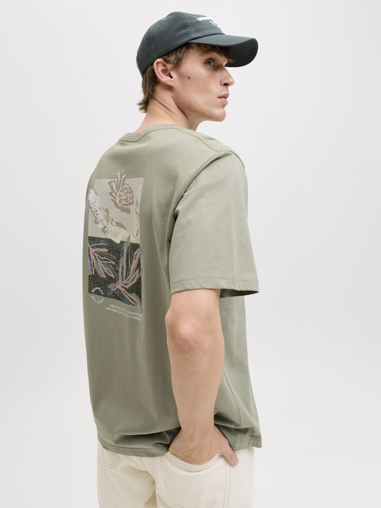 Jormontauk Aop Back Tee Ss Crew Neck Sn - Olijf