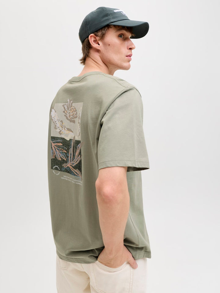 Jormontauk Aop Back Tee Ss Crew Neck Sn - Olijf
