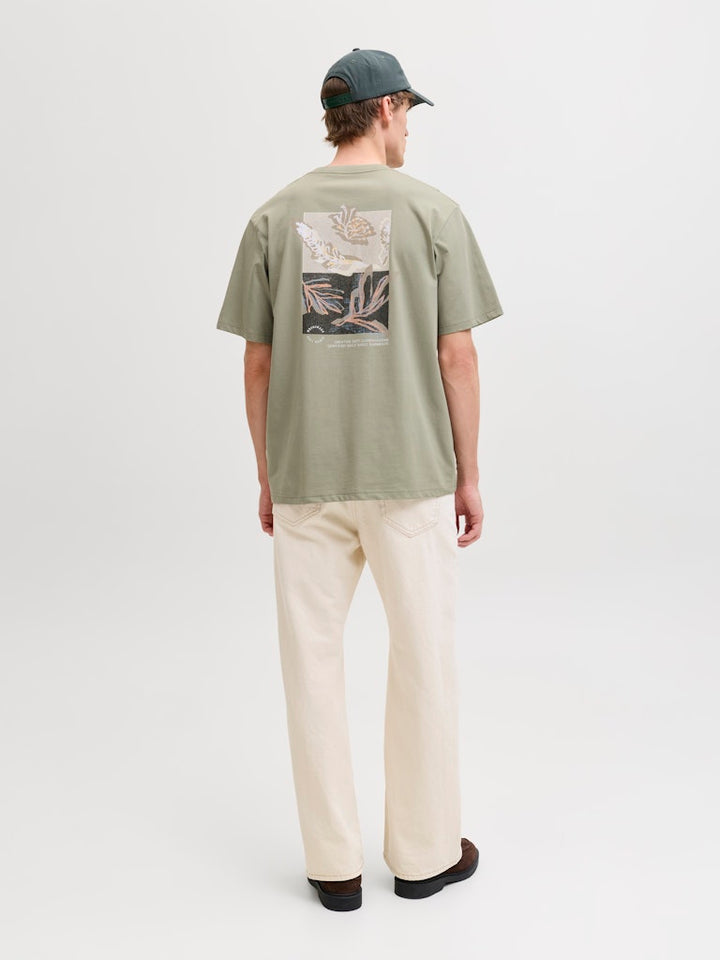 Jormontauk Aop Back Tee Ss Crew Neck Sn - Olijf