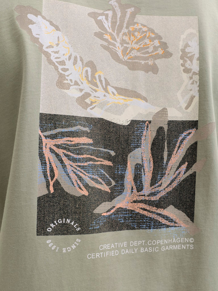 Jormontauk Aop Back Tee Ss Crew Neck Sn - Olijf