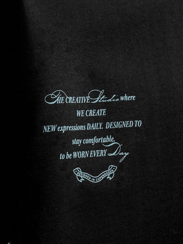 Jorsanremo Typo Tee Ss Crew Neck Ln - Zwart