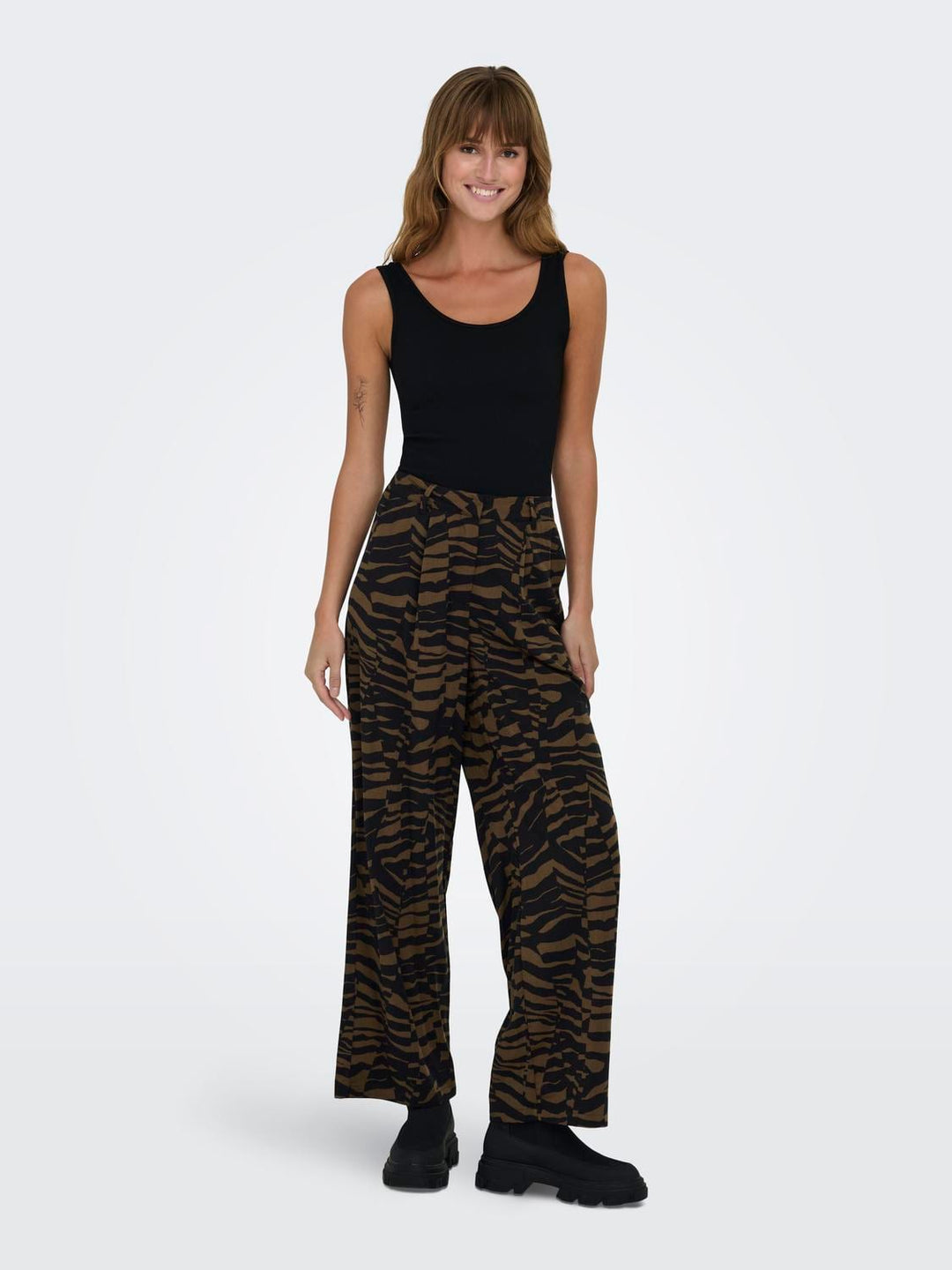 Only ONLBREE TAILORED PANT PTM – dames lange broek bruin dessin