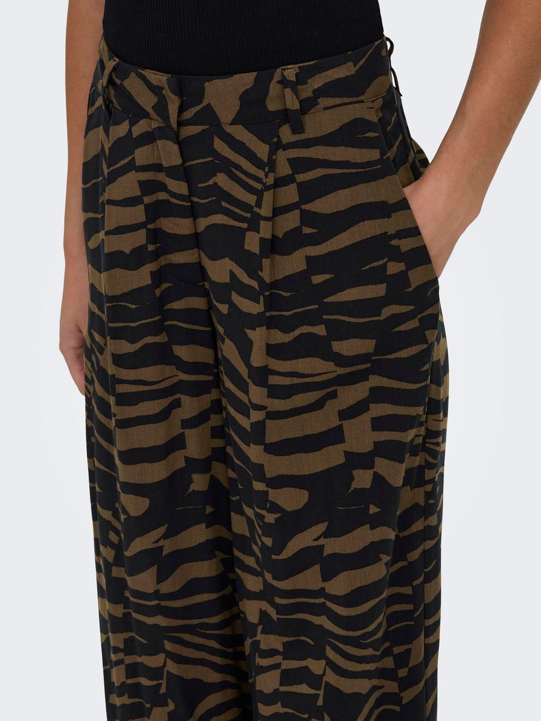 Only ONLBREE TAILORED PANT PTM – dames lange broek bruin dessin