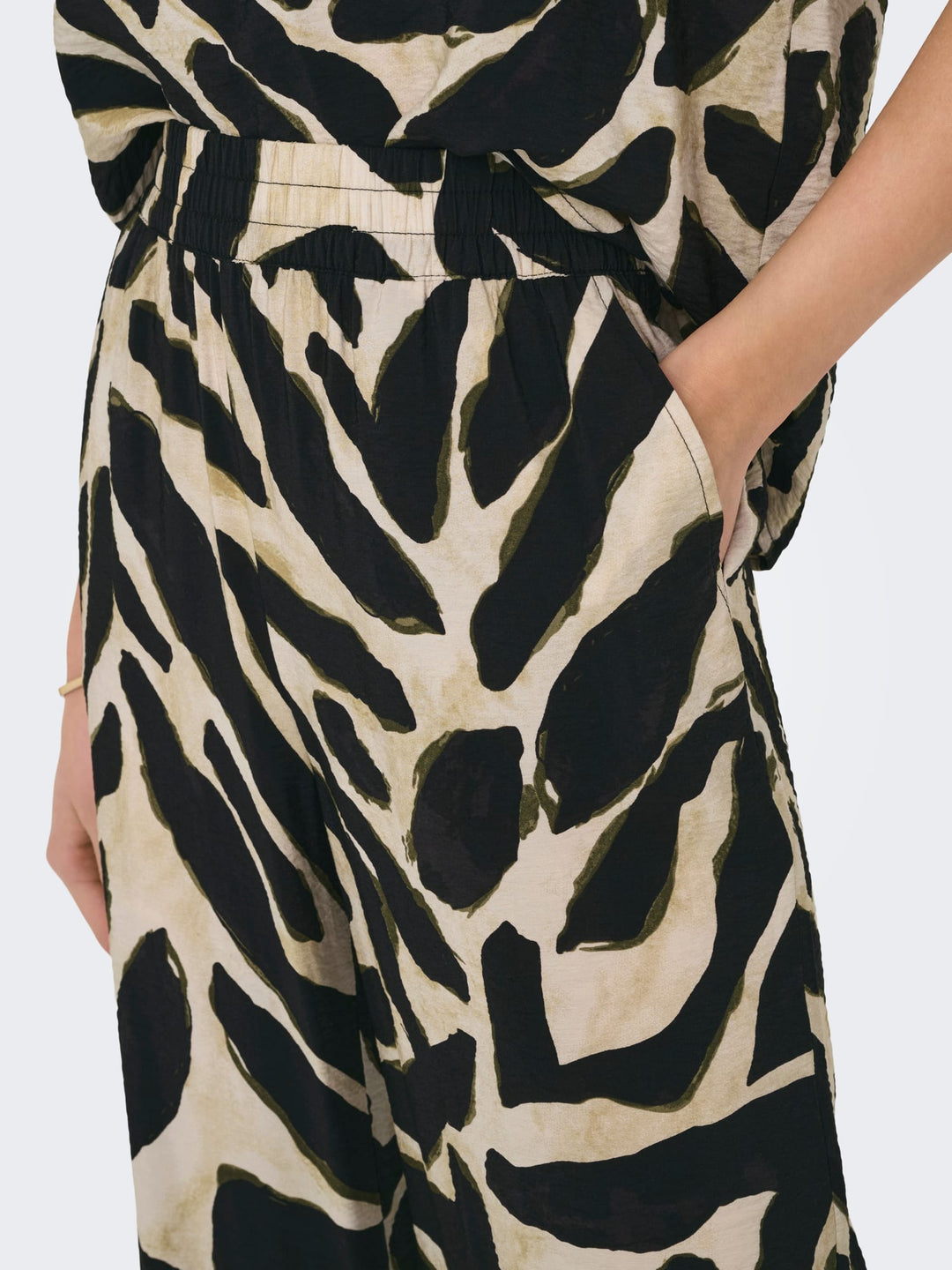 Jacqueline de Yong 15354007 jasmine lange broek zwart dessin
