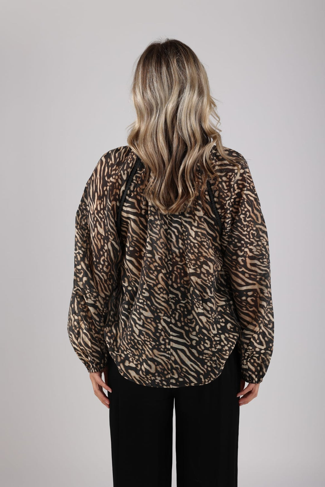 Nukus Yoni Blouse zwart dessin – dames