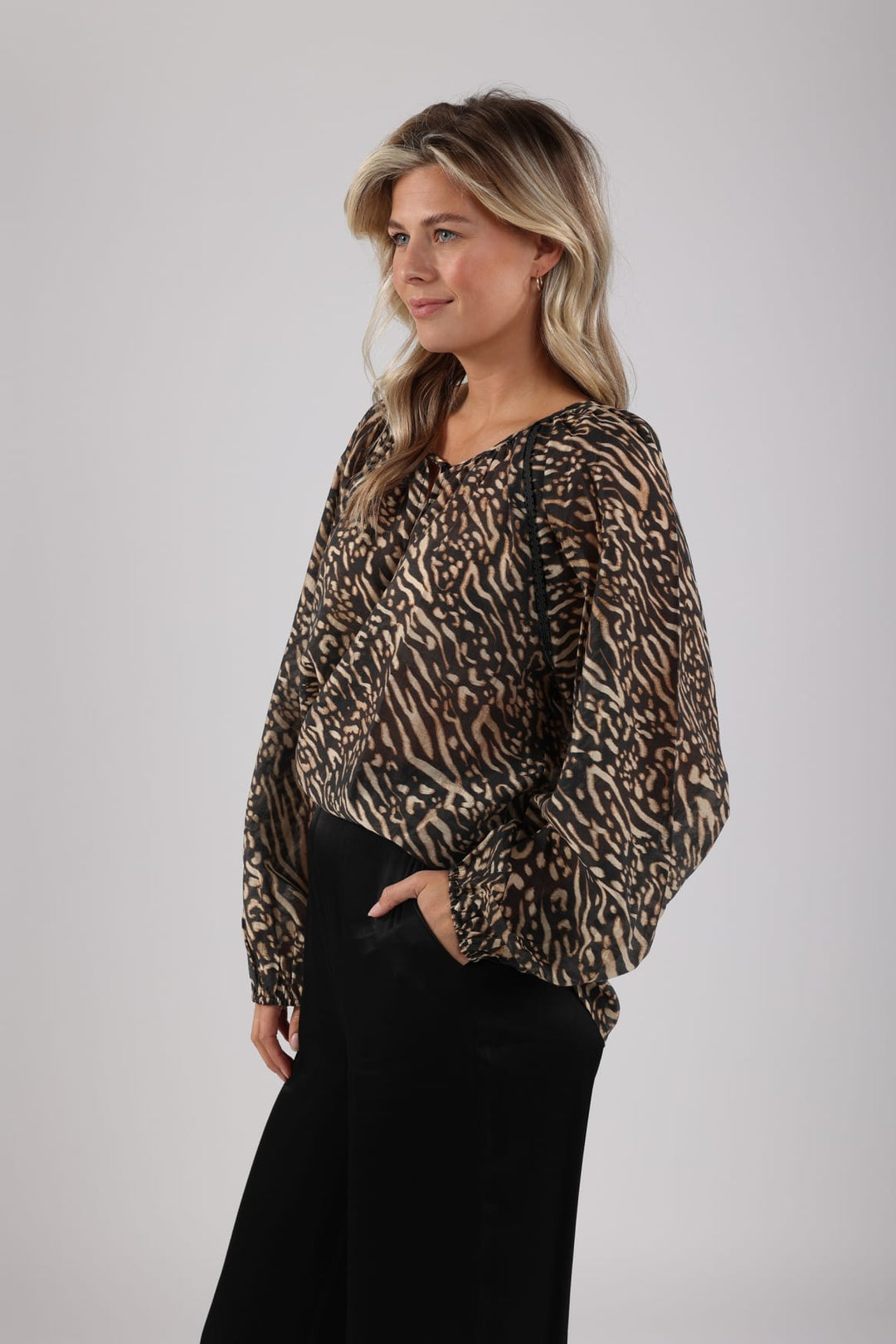 Nukus Yoni Blouse zwart dessin – dames