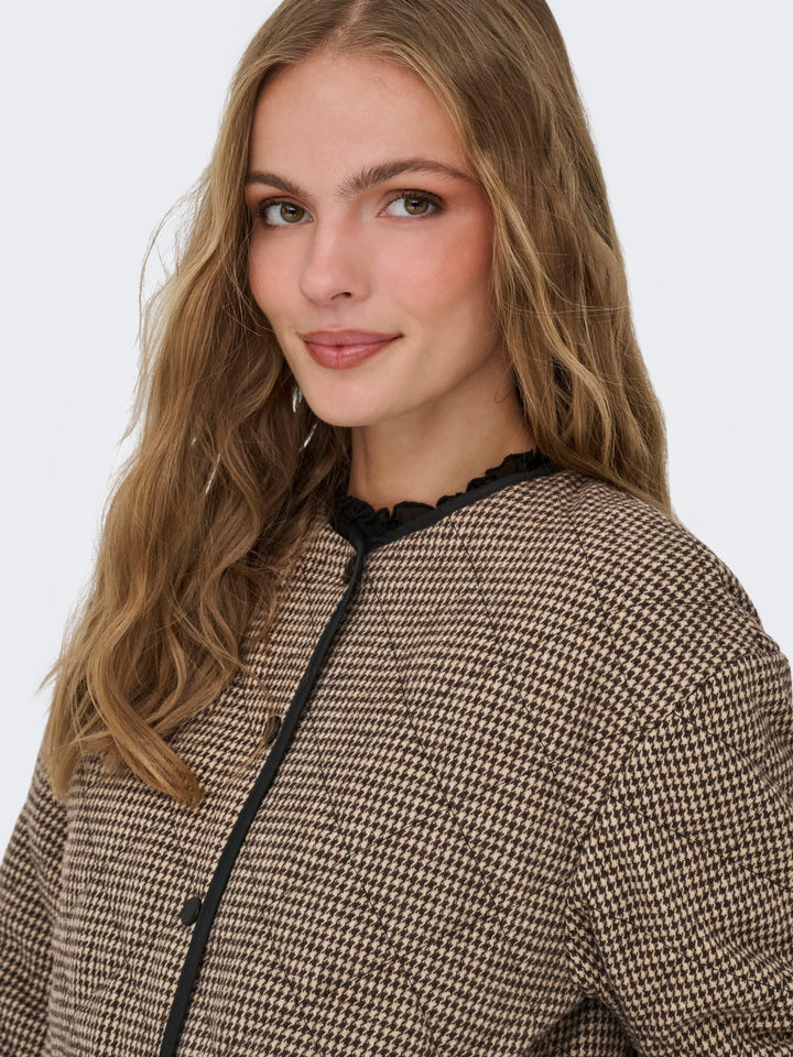Jacqueline de Yong JDYEMERY L/S Quilted Shacket – dames - Bruin Dessin