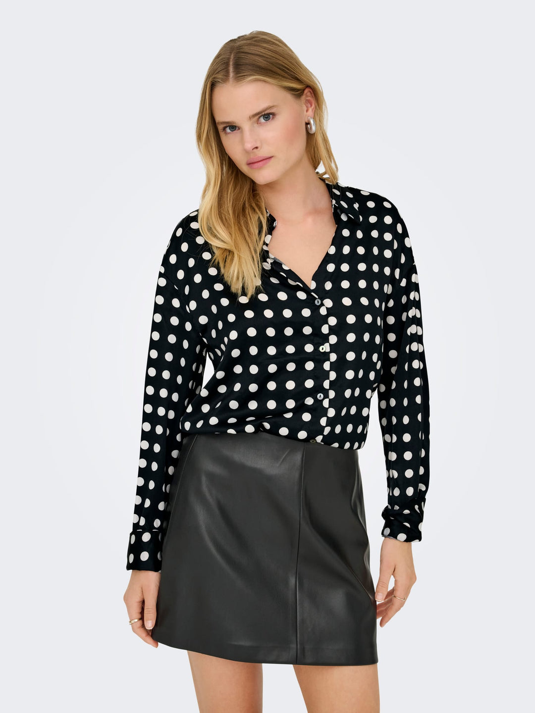 Only ONLLYDIA L/S SATIN SHIRT WVN – dames blouse zwart dessin