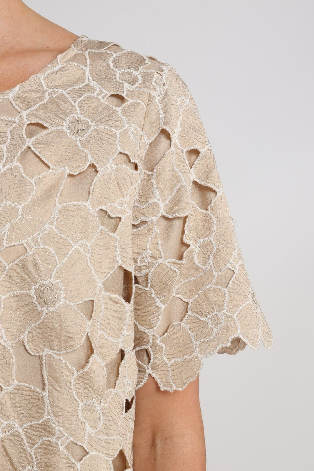 Nukus Octavia Top Flower – dames top in zand