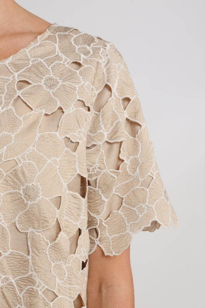 Nukus Octavia Top Flower – dames top in zand