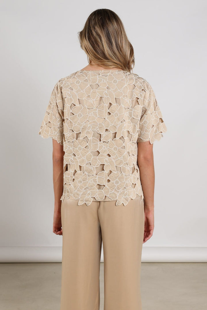 Nukus Octavia Top Flower – dames top in zand