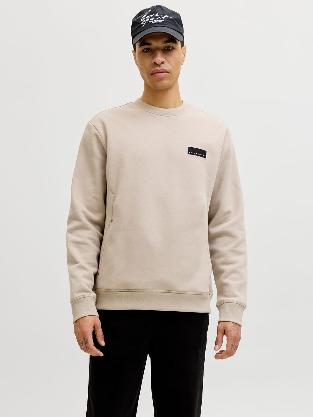 Jack & Jones JCOFUSION SWEAT BADGE CREW NECK – sweater heren - Zand