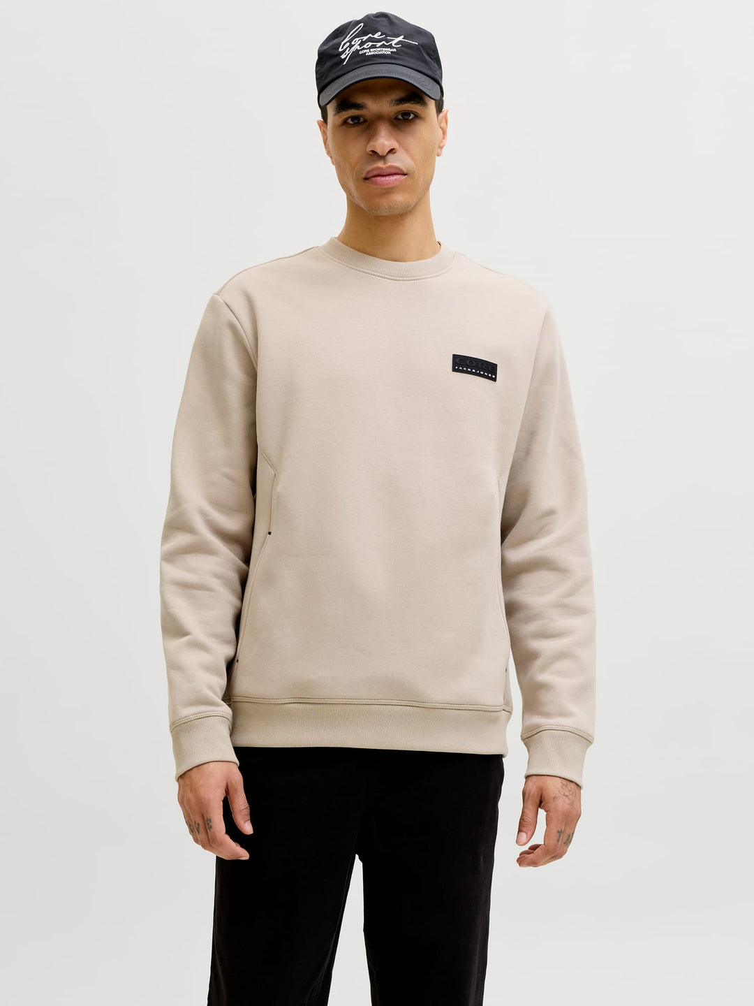 Jack & Jones JCOFUSION SWEAT BADGE CREW NECK – sweater heren - Zand