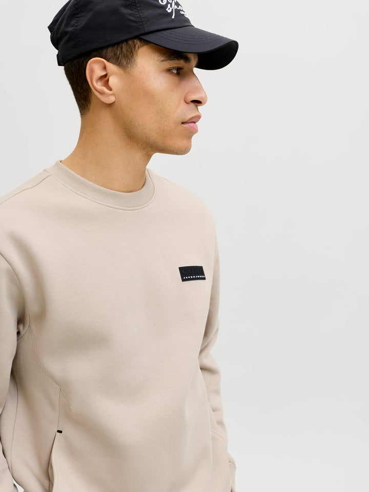 Jack & Jones JCOFUSION SWEAT BADGE CREW NECK – sweater heren - Zand