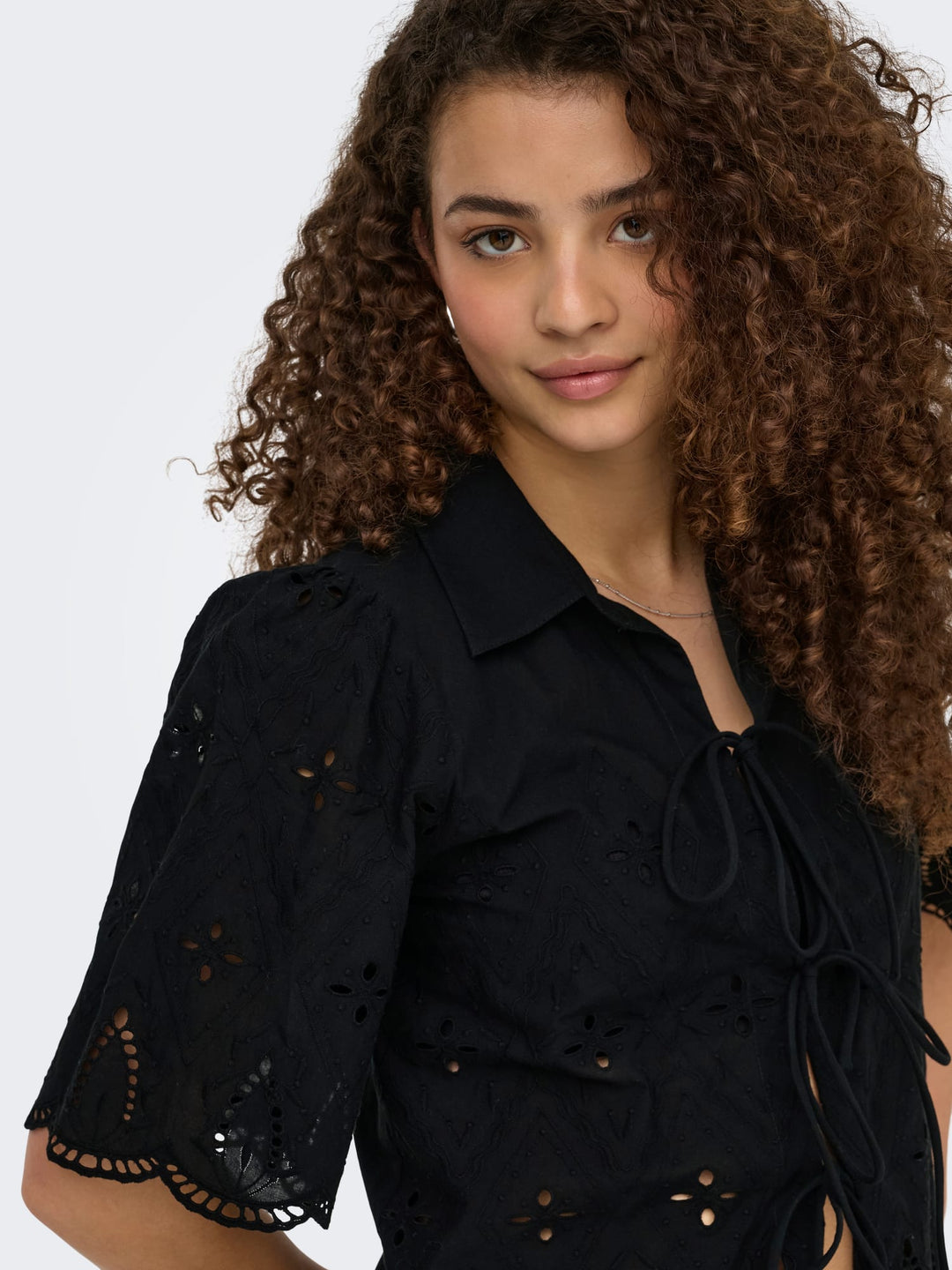Only ONLFRANI S/S EMB BOW TOP zwart – dames top