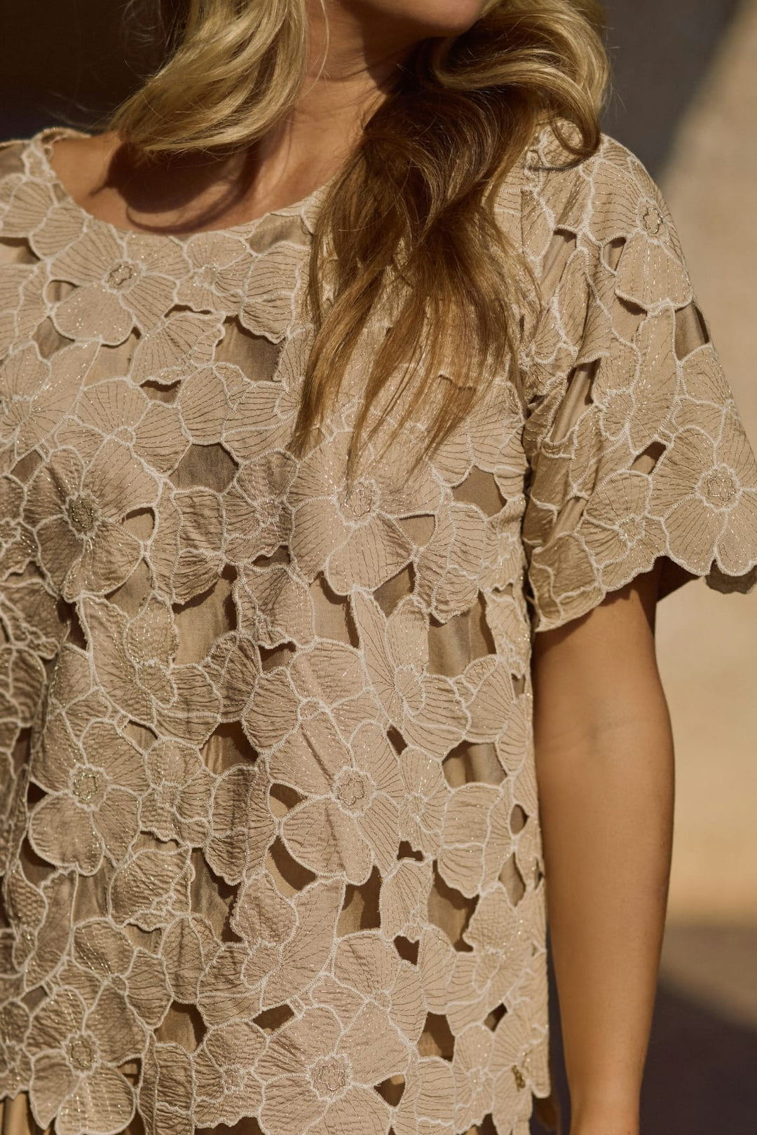 Nukus Octavia Top Flower – dames top in zand