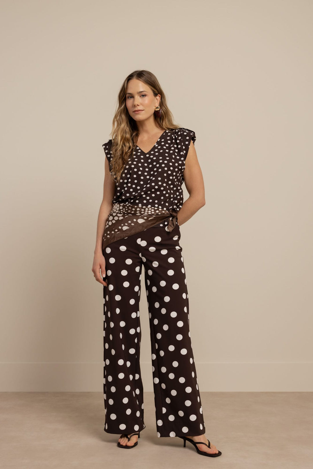 Studio Anneloes Leone dot vneck top bruin dessin – dames