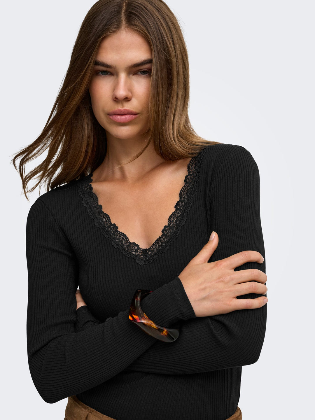 Only ONLSARA SHARAI L/S V-NECK TOP - dames top zwart