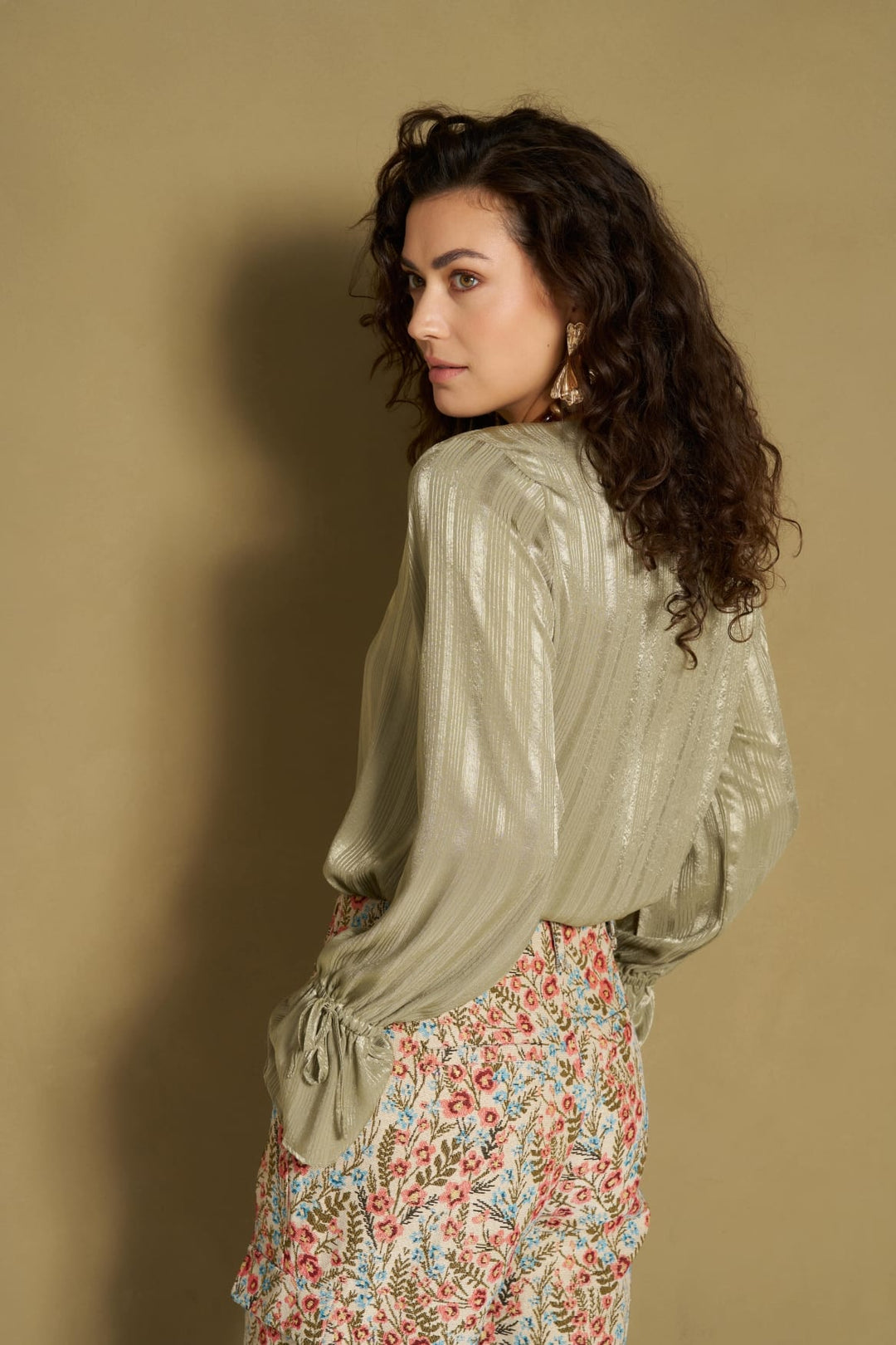 Lofty Manner RH06 - Blouse Hella - Satin Re oud groen