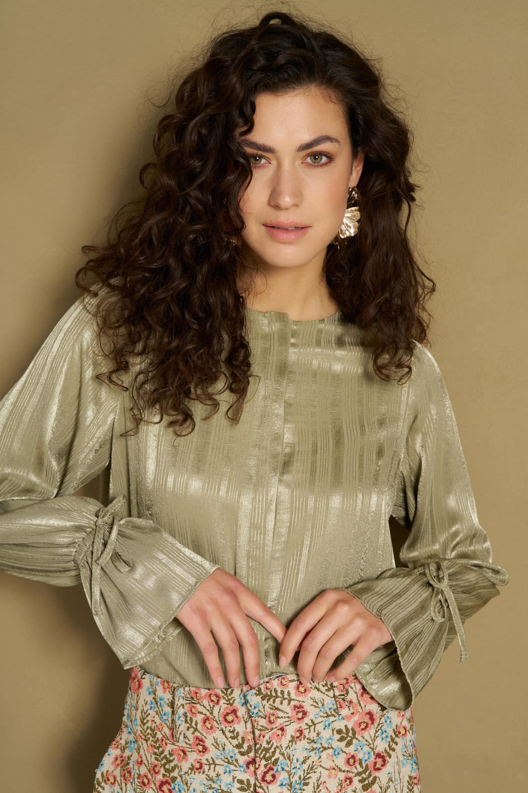 Lofty Manner RH06 Blouse Hella - Satin Re oud groen