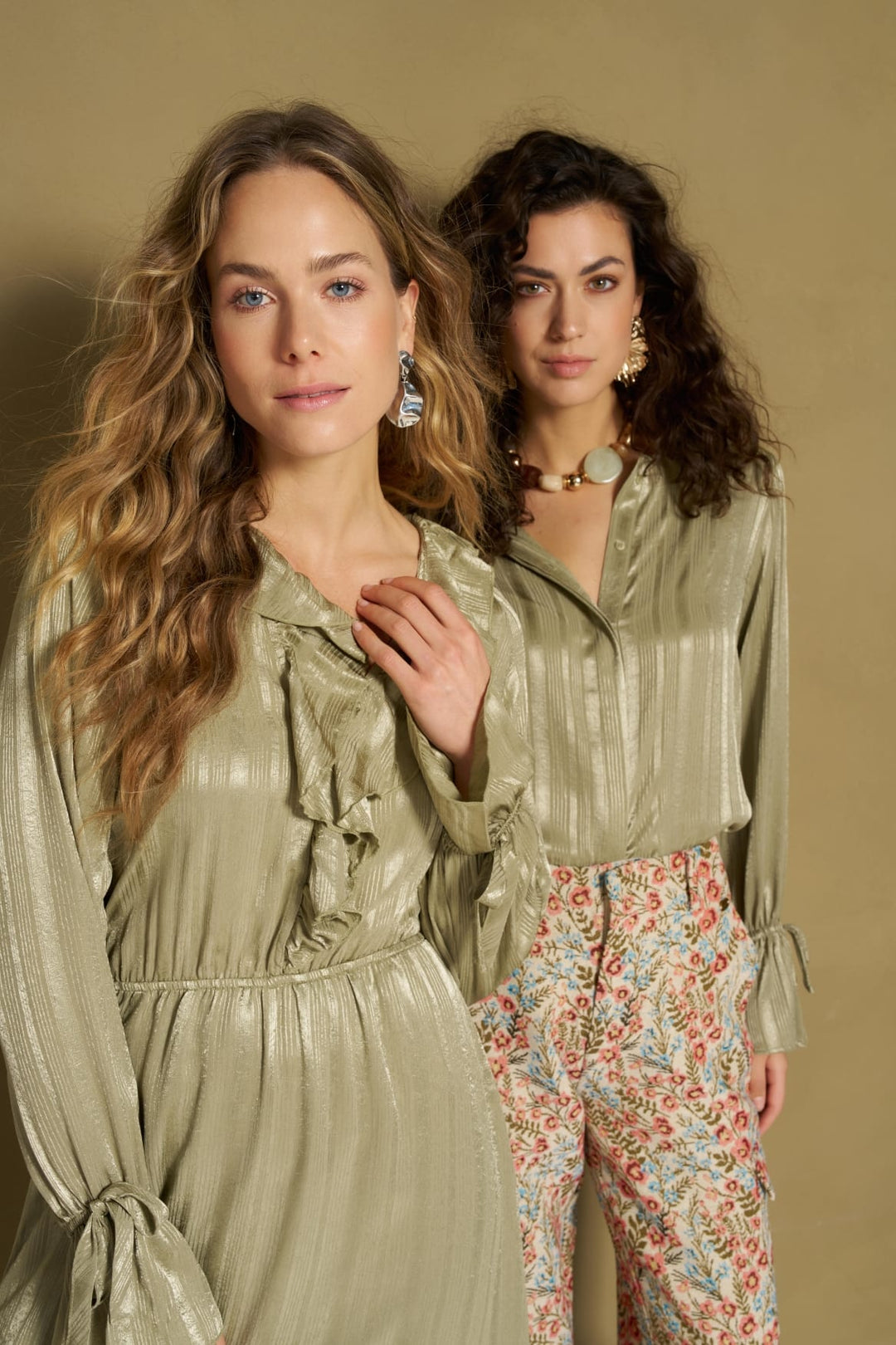 Lofty Manner RH06 Blouse Hella - Satin Re oud groen