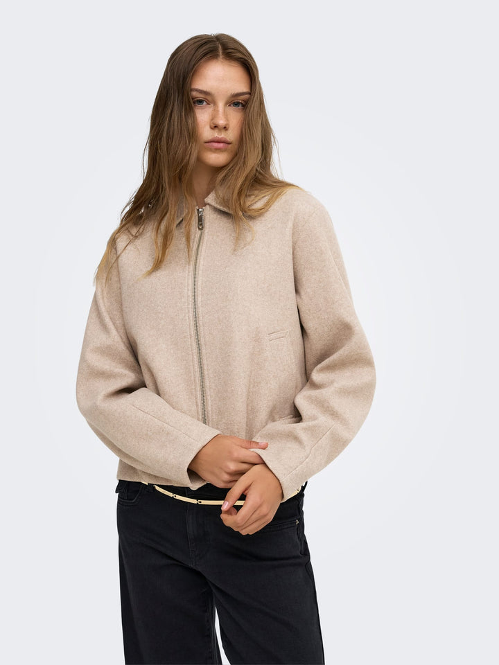 Only 15382201 Trish bomberjack zand – dames