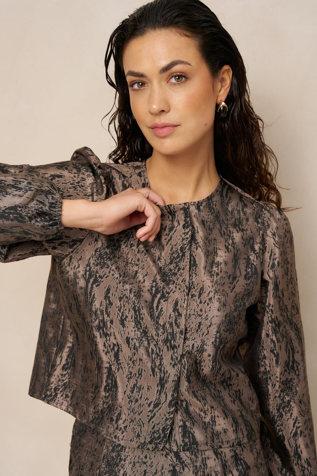Lofty Manner RJ04 - Blouse Hedda - Jacquard bruin dessin